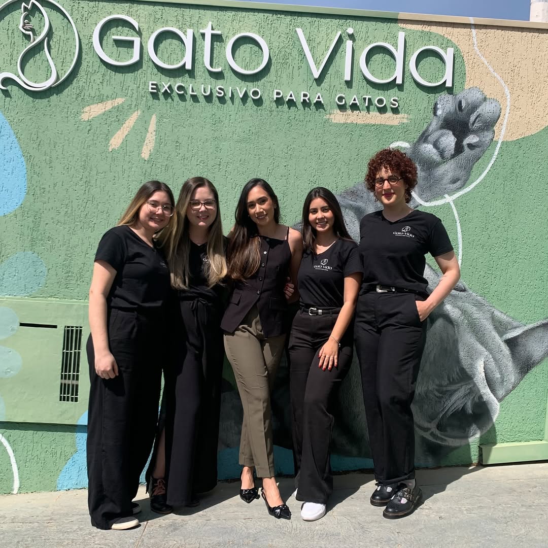 Dra. Jéssica Menck e equipe da Gato Vida